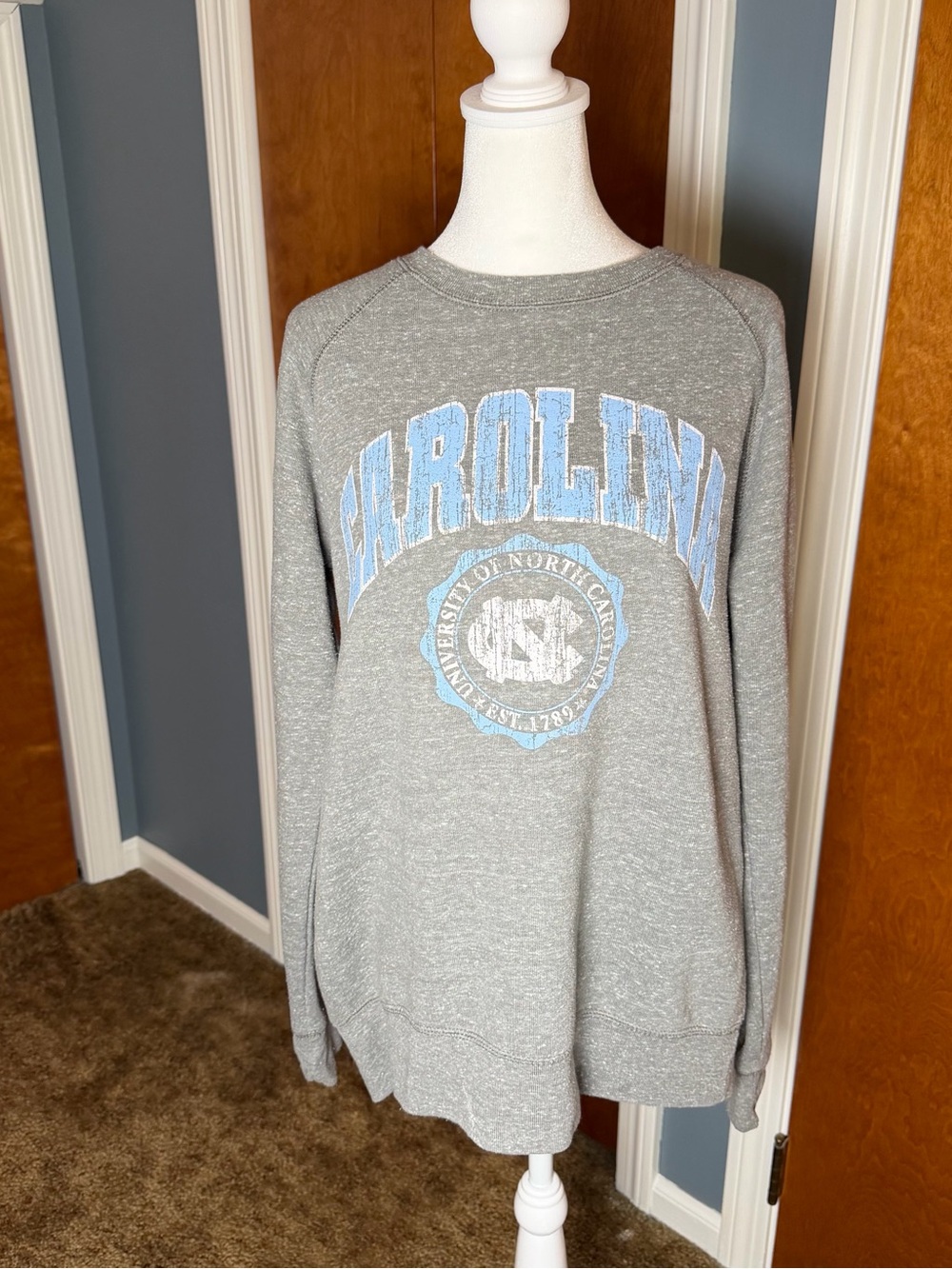 Pressbox by Royce North Carolina Crewneck Sweatshirt in Heather Gray. Women’s M.